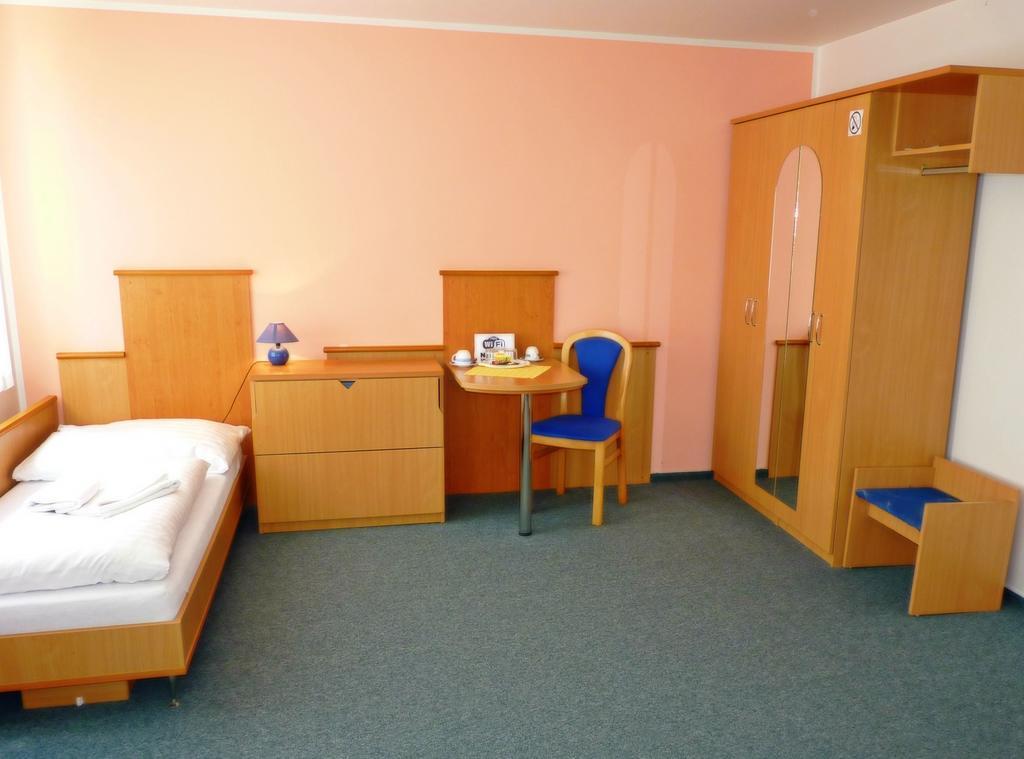 Garni G Hotel Zilina Room photo